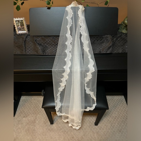 Lace Mantilla Veil - Picture 1 of 3